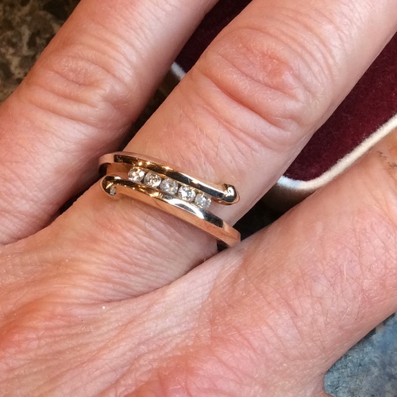 Gold diamond ring/band - Picture 3 of 6